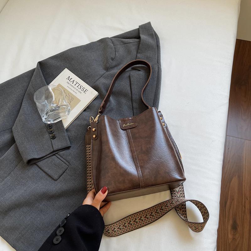 

Простая сумка-ведро высокой стоимости женская 2025 новая осенняя нишевая модная одноплечевая сумка кроссбоди женская