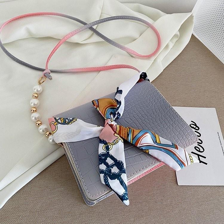 

Fashionable Small Square Bag With Elegant Pearl Details And Fresh Color Options сірий колір