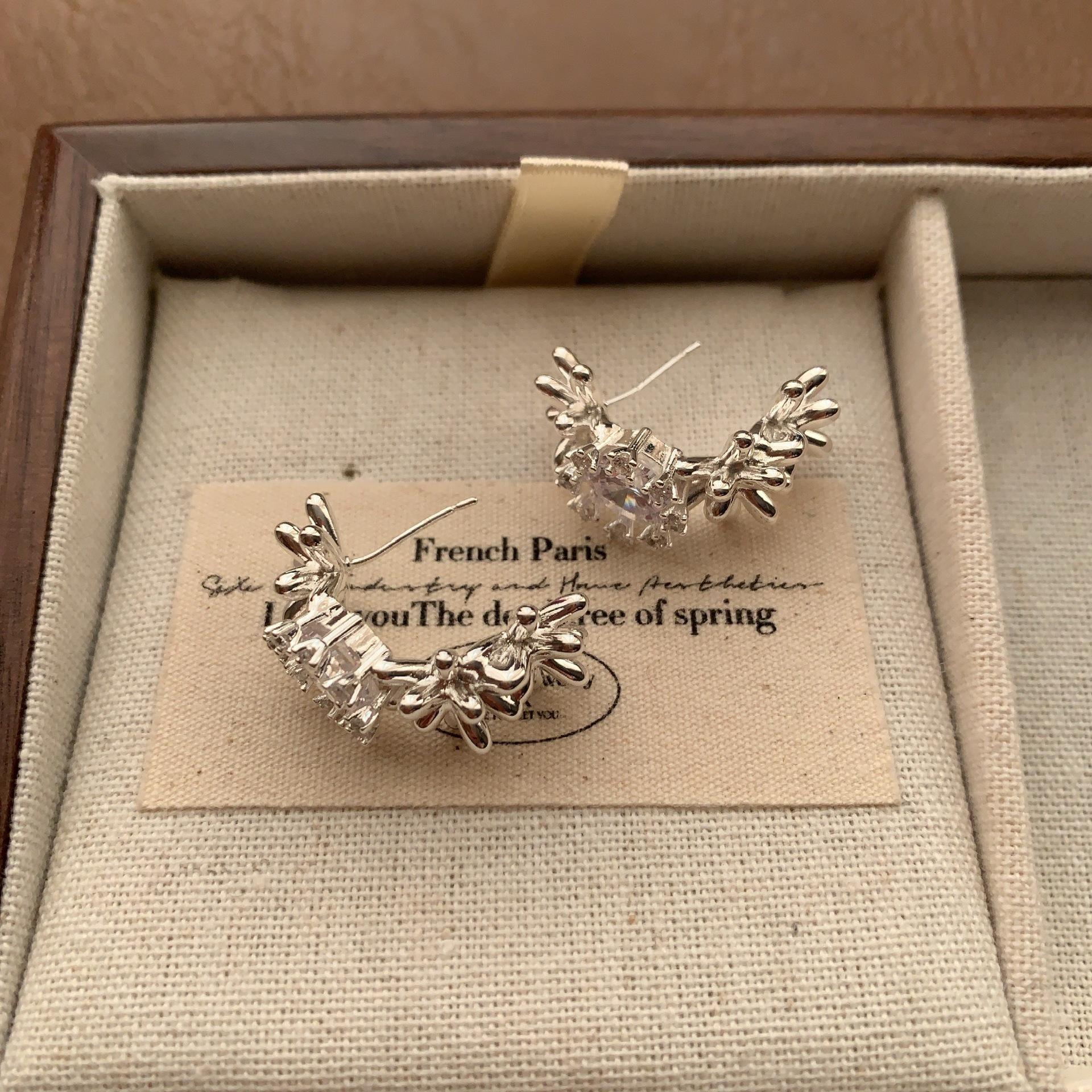

European and American shining zircon stud earrings dinner dress exquisite light luxury earrings elegant temperament high-end earrings