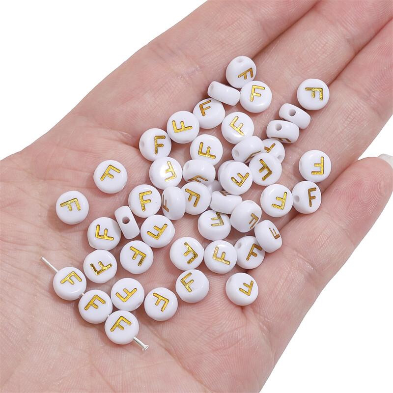 50 ks Akrylové zlaté A-Z anglické písmenkové korálky Ploché kulaté korálky s abecedou pro výrobu šperků DIY Pár Přátelství Náramek Náhrdelník