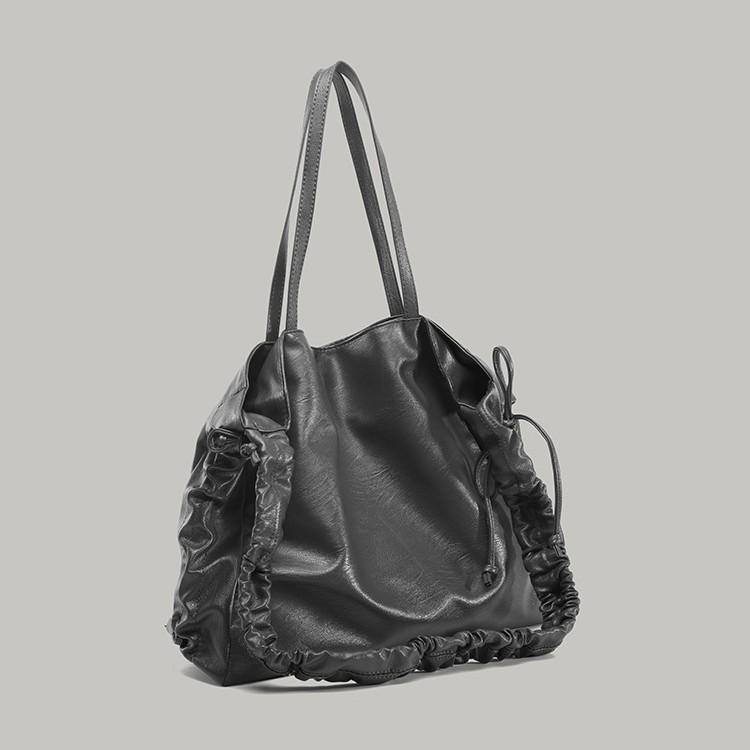 

Retro personalized commuter large-capacity tote bag women s 2025 new niche high-end pleated drawstring shoulder bag чёрный