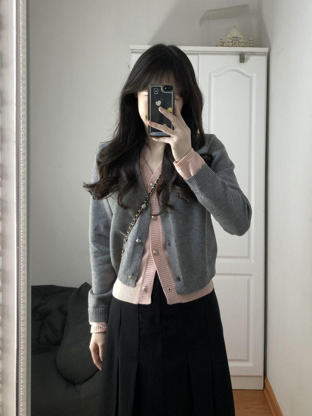 

Women s Early Autumn Knit Cardigan: Korean V-Neck, Two-Piece Style, Metal Buckle, Soft & Skin-Friendly Sweater