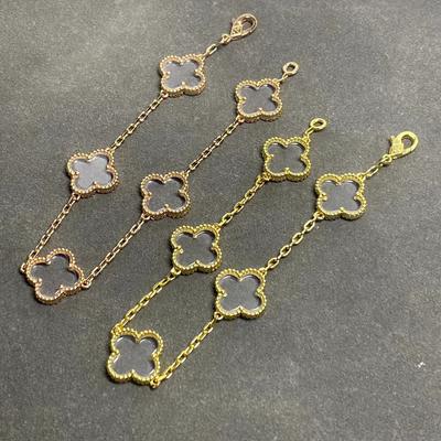 Nouveau Bracelet Élégant Trèfle à Quatre Feuilles Cinq Fleurs pour Femmes Fabriqué avec de la Nacre Blanche Naturelle, de la Cornaline Rouge et de l'Agate Noire