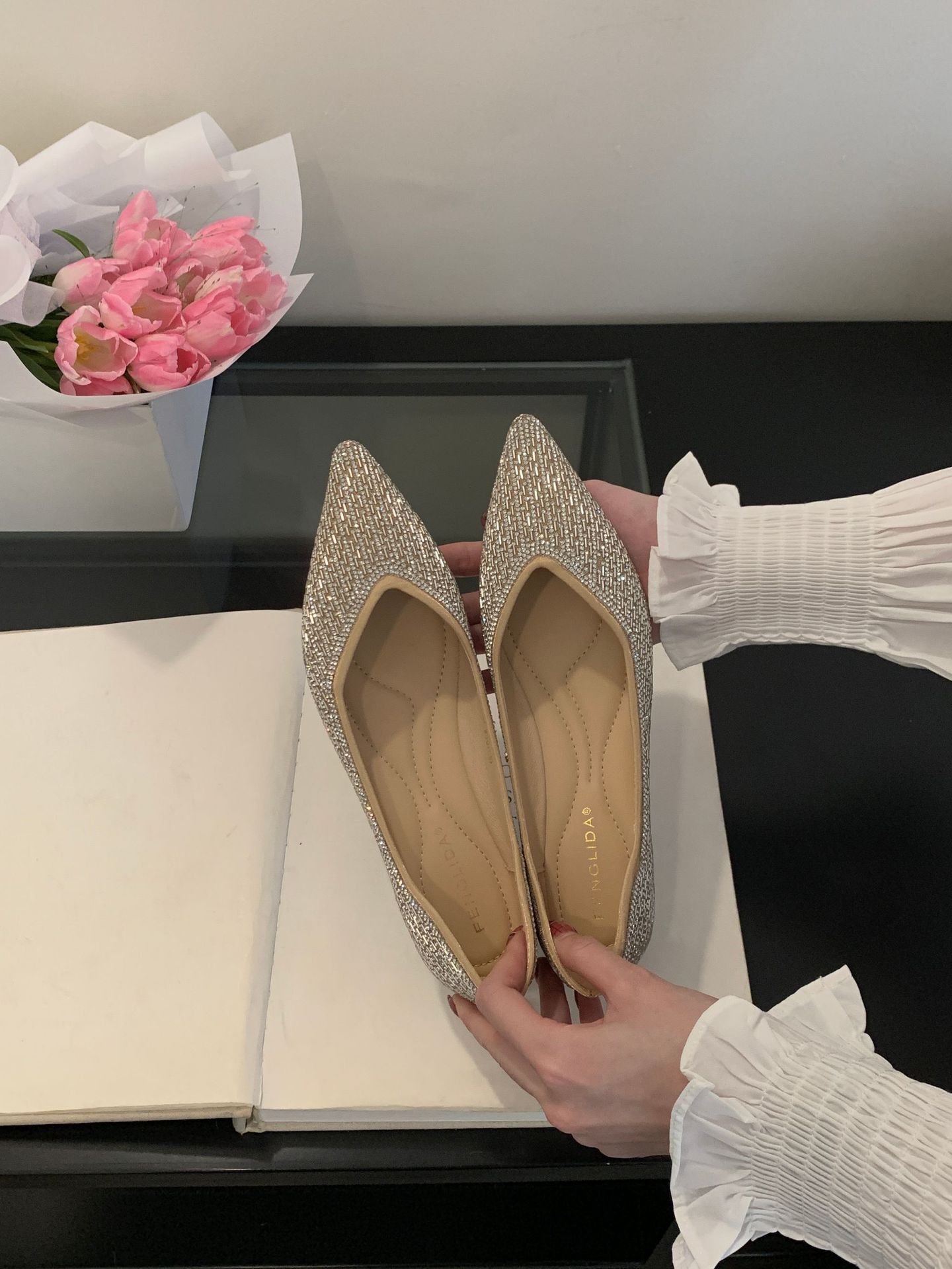 

Pointed flat-soled fashion shoes female 2025 summer new gentle fairy wind pearl rhinestone shallow mouth single shoes evening shoes 39