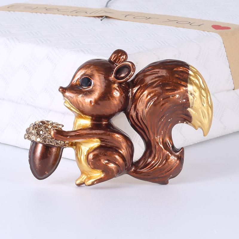 

SKEDS Fashion Creative Enamel Squirrel Brooch For Women Metal Animal Trendy Crystal Brooches Pins Clothing Coat Corsage Badges
