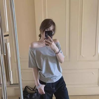 Women's Off-Shoulder Gray Short-Sleeve Summer T-Shirt – Loose, Casual, and Simple Black Top