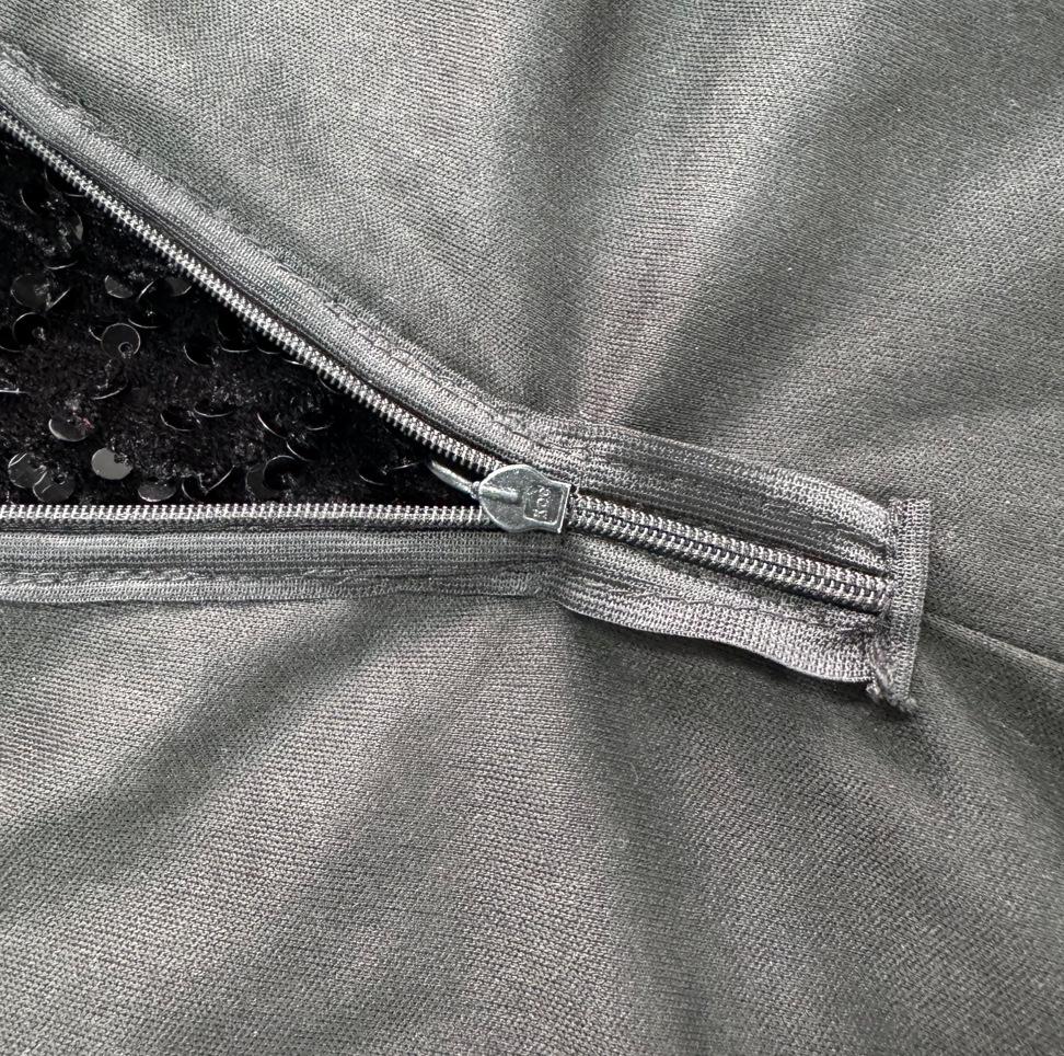 K3205 Evropské a americké flitrové šaty s hlubokým výstřihem do V bez ramínek s peřím, pouzdrové