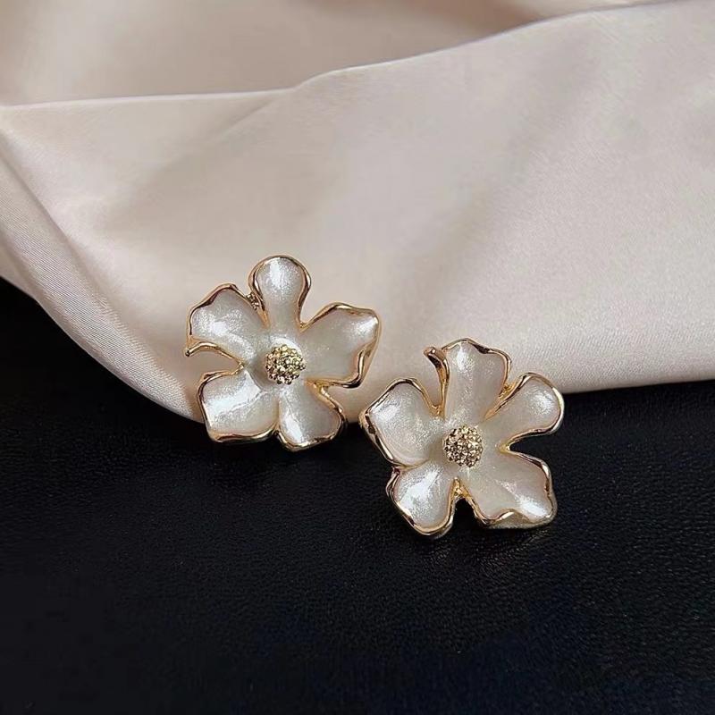 Sweet Flower Stud Earrings for Women Vintage Metal Ear Stud Girls Fashion White Enamel Earring Party Wedding Jewelry