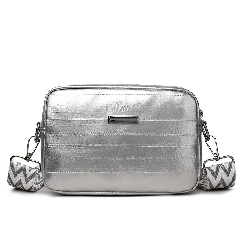 

Серебристая текстурированная сумка кроссбоди с широким ремешком и регулируемым ремешком серебряный