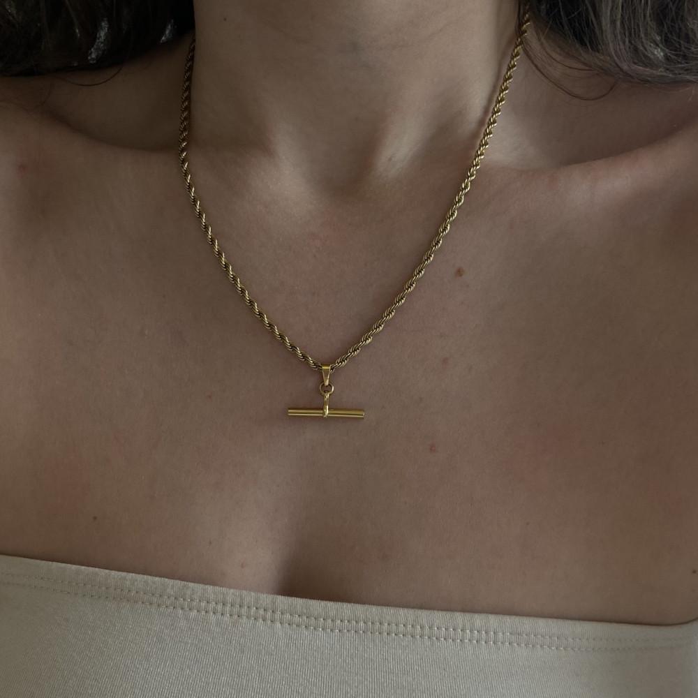 

2025 новое стильное и простое ожерелье с подвеской в форме буквы Т из титановой стали с покрытием из 18-каратного золота