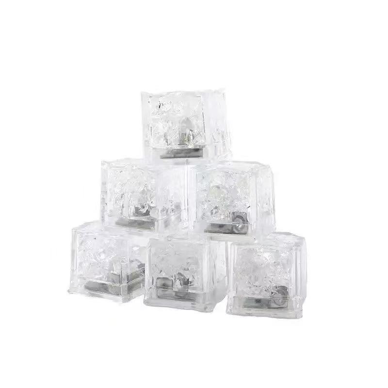 Cube de Glace Lumineux Coloré Jouet de Bain pour Bébé avec Magie Activée par l'Eau - Version Améliorée Sept Couleurs