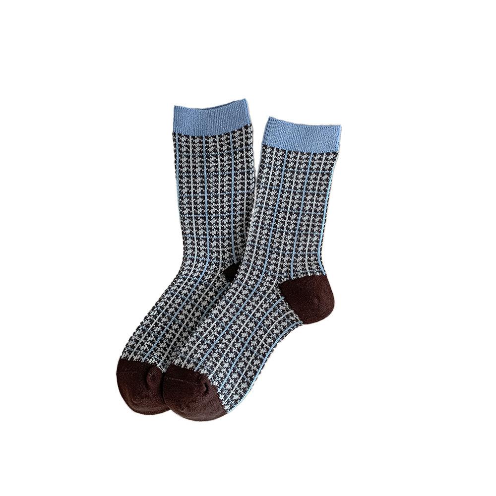 The Women's Mid-calf Socks with A Retro Striped Style In Autumn and Winter, Paired with Loafers, Are Fashionable and Versatile