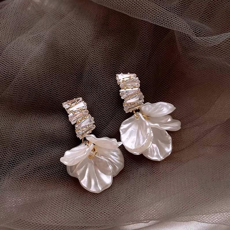 Korean White Shell Flower Petal Drop Earrings for Women 2025 New Statement Pendientes Trendy Zircon Crystal Earring Jewelry Gift