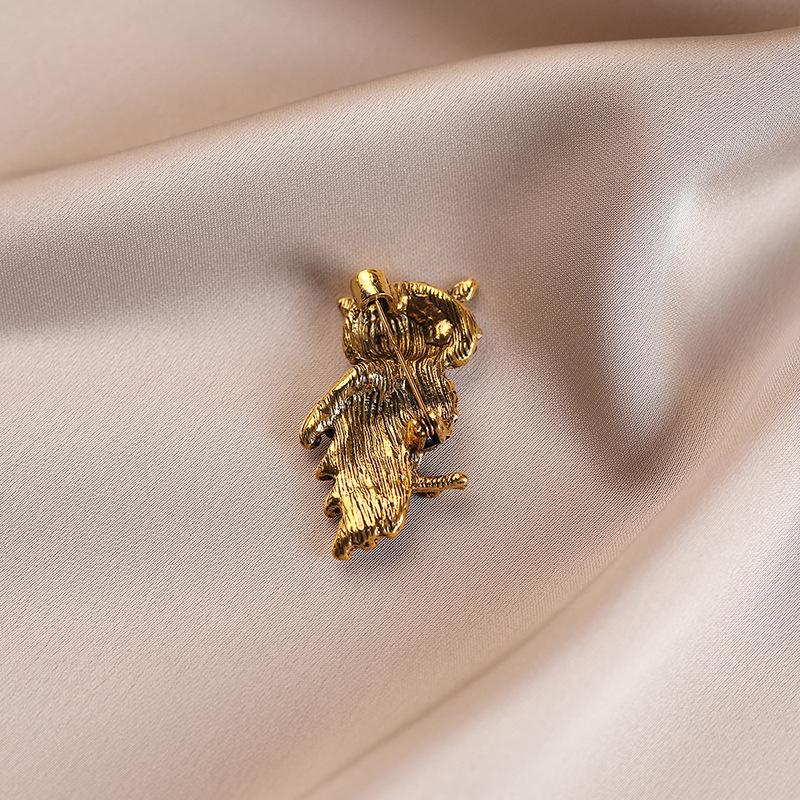 La Broche Hibou Entièrement Pavée D'éclat Dégage Un Sentiment De Haut De Gamme, De Luxe Léger Et De Niche. Il présente une broche animale rétro incrustée de diamants.