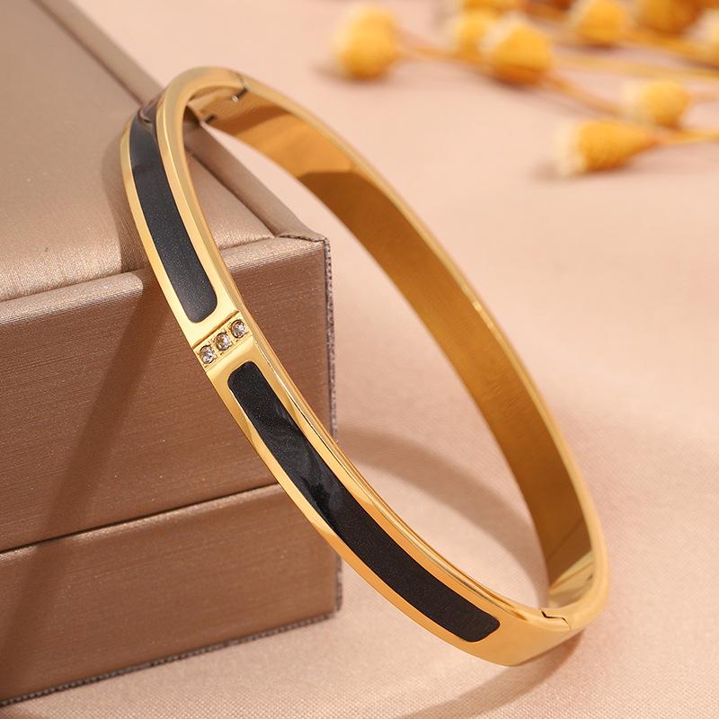 Hot-selling titanium steel bracelet, girls' high-end sense of fashion, popular light luxury in Europe and the United States, Gypsy star love diamond