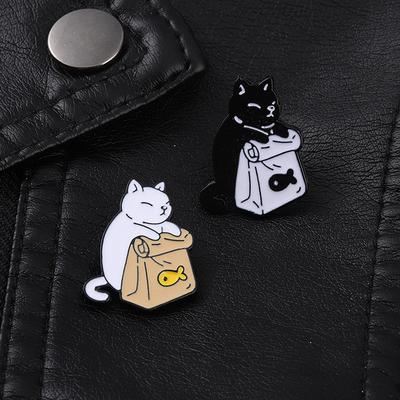 Feed Myself Emaille-Pins, niedliche schwarze weiße Katze, getrockneter Fisch, Taschenbroschen, Anstecknadel