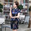Ženy Léto Cheongsam Stojánek Límec Švestkový květ Potisk Krátké rukávy Dělený lem Qipao Slim Fit Retro čínský styl Svatební párty v délce nad kolena