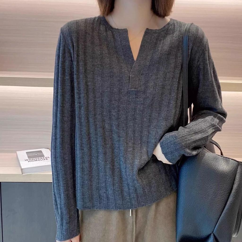 French Retro V-neck Knitted Sweater for Women In Autumn and Winter Slim Fit Long Sleeved Base Shirt for Outerwear
