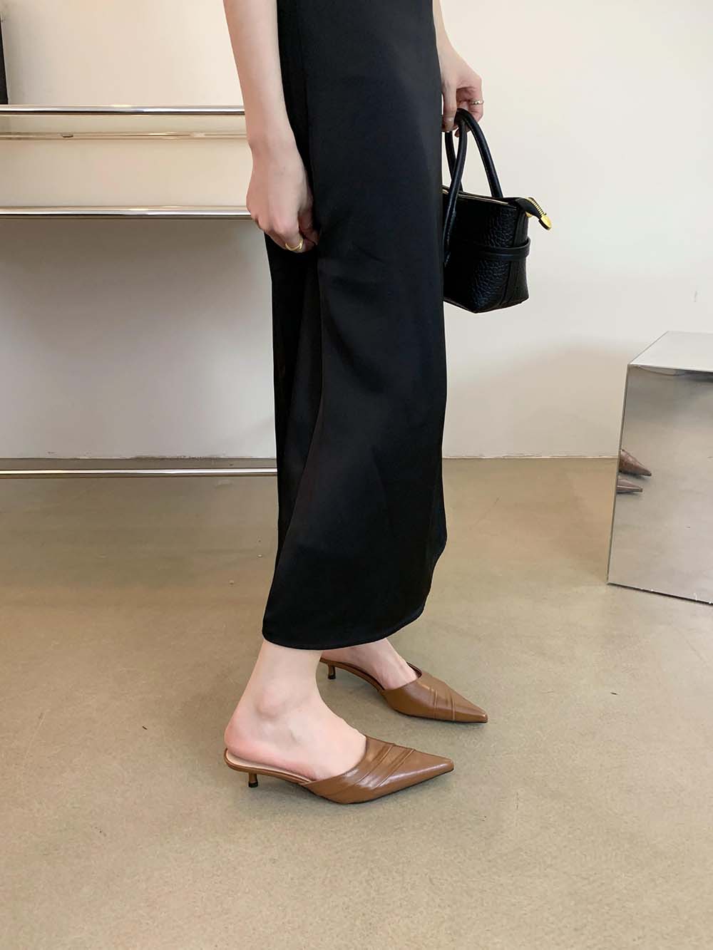 Модные женские тапочки с острым носком — фото 7