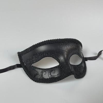 Exotisk julmaskerad med snidad mask - platt huvuddesign för en mystisk och sexig festatmosfär