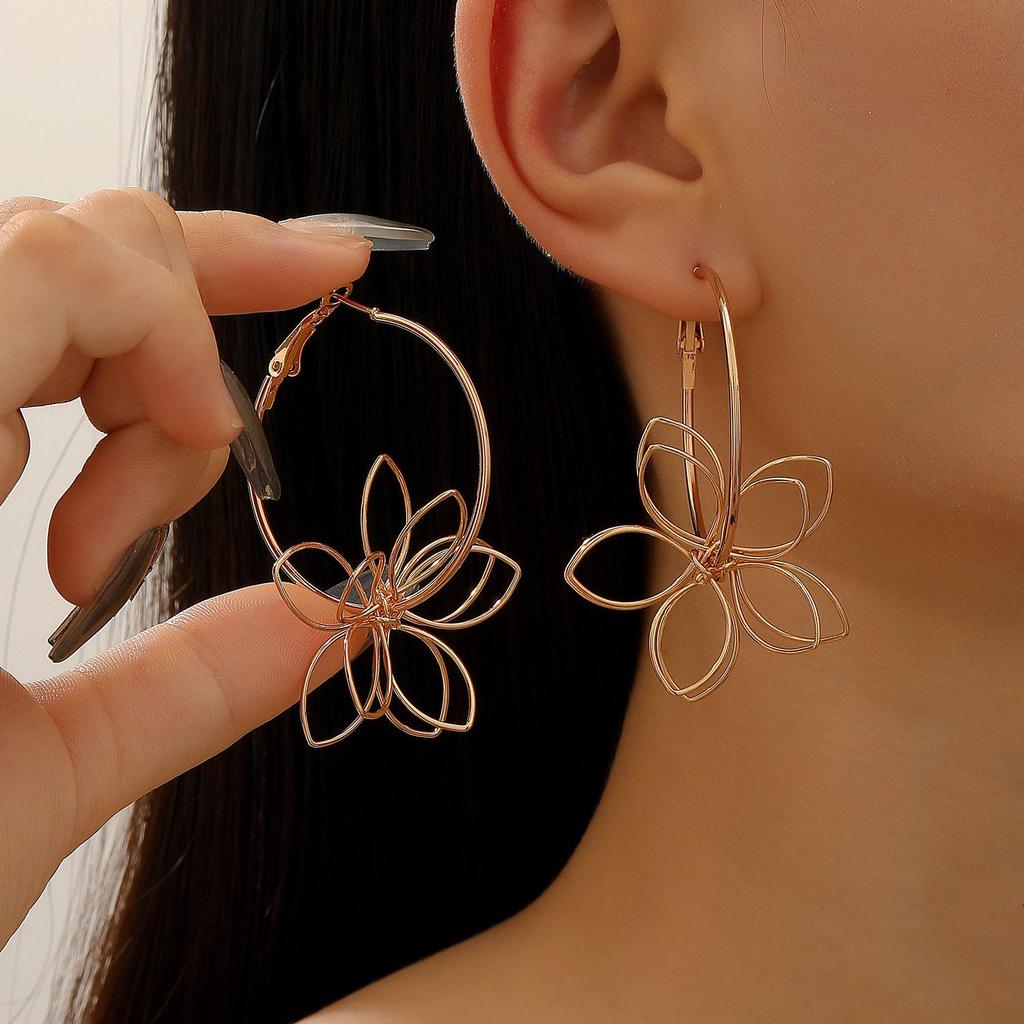 Exquisite 3D Hollow Flower Stud Earrings Necklace - Elegant European & American Design Jewelry for Women