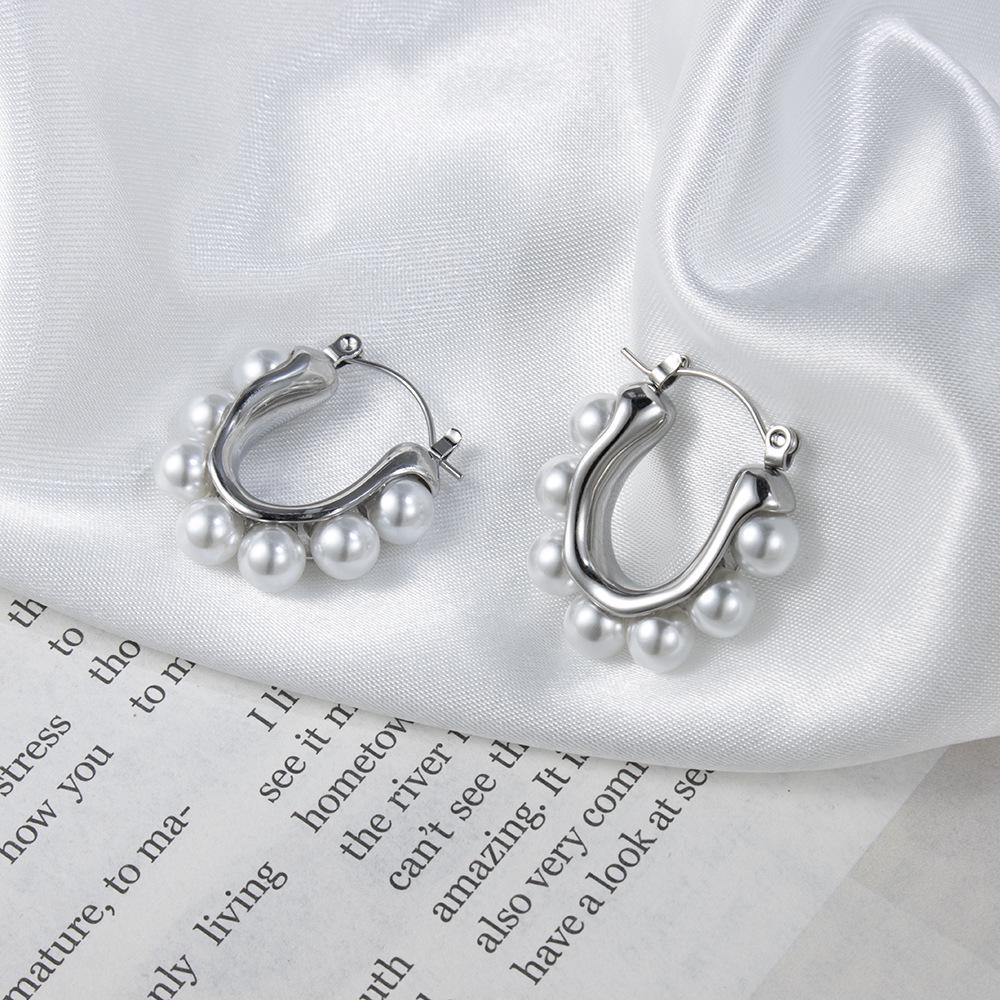 Trendy European & American 18K Gold Pearl Earrings: Niche Design in Stainless & Titanium Steel