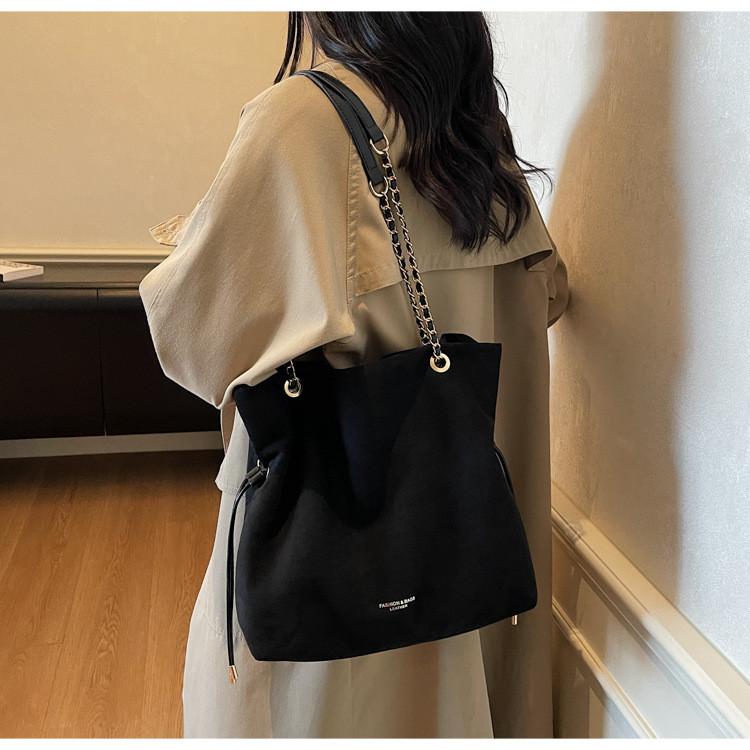 IELGY Ladies Bucket Bag Crossbody Large Capacity Chain Simple Casual Commuter Bag