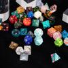 Cusdie 7er Pack Stein Glas DND Würfel Zufällige Farbe Edelstein Würfel Set D4 D6 D8 D10 D% D20 Polyedrische Würfel für Brettspiel Sammlung
