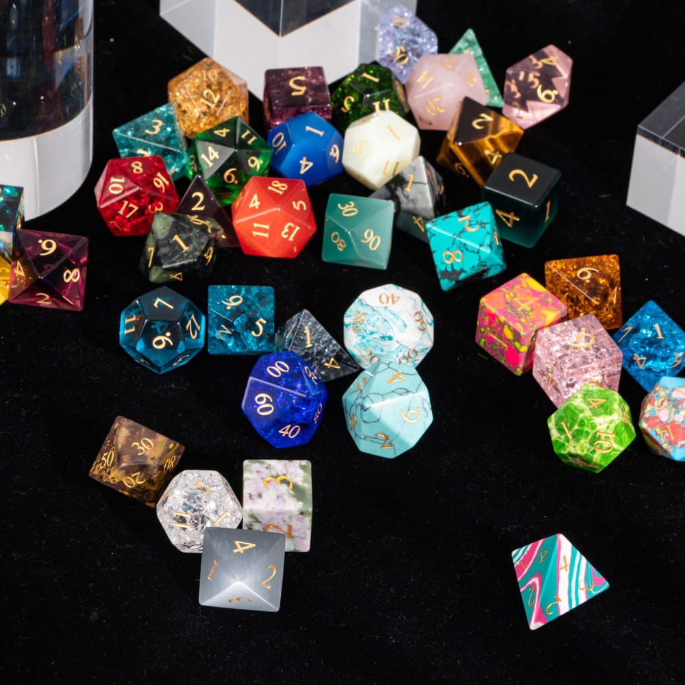 Cusdie 7er Pack Stein Glas DND Würfel Zufällige Farbe Edelstein Würfel Set D4 D6 D8 D10 D% D20 Polyedrische Würfel für Brettspiel Sammlung