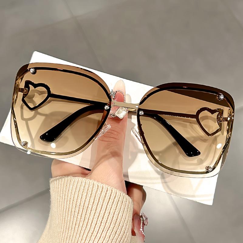 New Metal Opening Large Square Frame Sunglasses for Women, Retro Hot Girl Glasses, and Openwork Heart-shaped Sunglasses