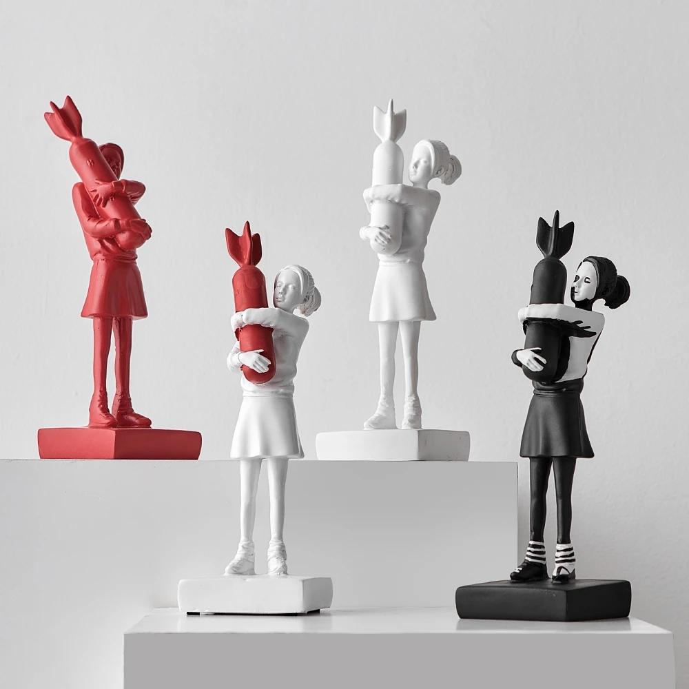 Nuova Statua Scultura in Resina Ragazza che Abbraccia di Banksy Decorazione per la Casa Abbraccio Accessori Ragazza che Abbraccia Decorazione Soggiorn