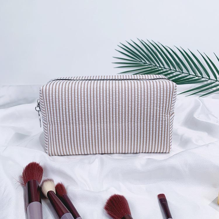 Seersucker Make-up- und Toilettenartikelbeutel: Große Kapazität, Bestickt, Gestreifte Reise-Clutch