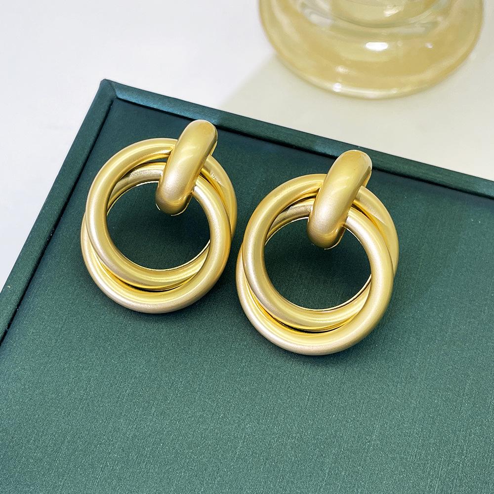 

Шумные серьги с цветочным принтом, дизайнерские нишевые серьги из матового кофейного золота, универсальные серьги с ощущением нишевого дизайна