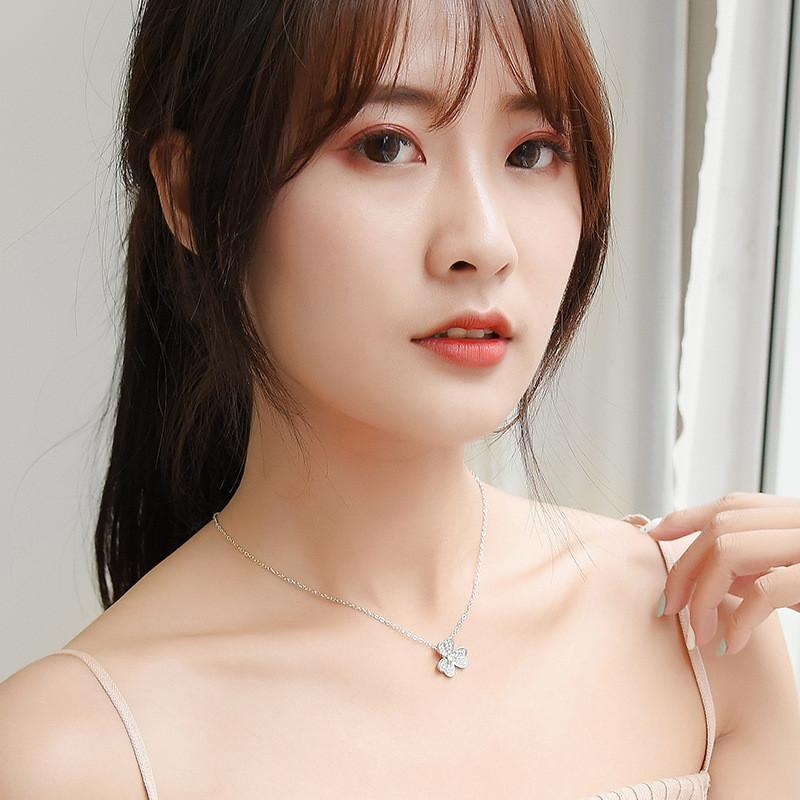 Elegancki naszyjnik z koniczynką i błyszczącym wisiorkiem z cyrkonii dla kobiet Stylowa biżuteria