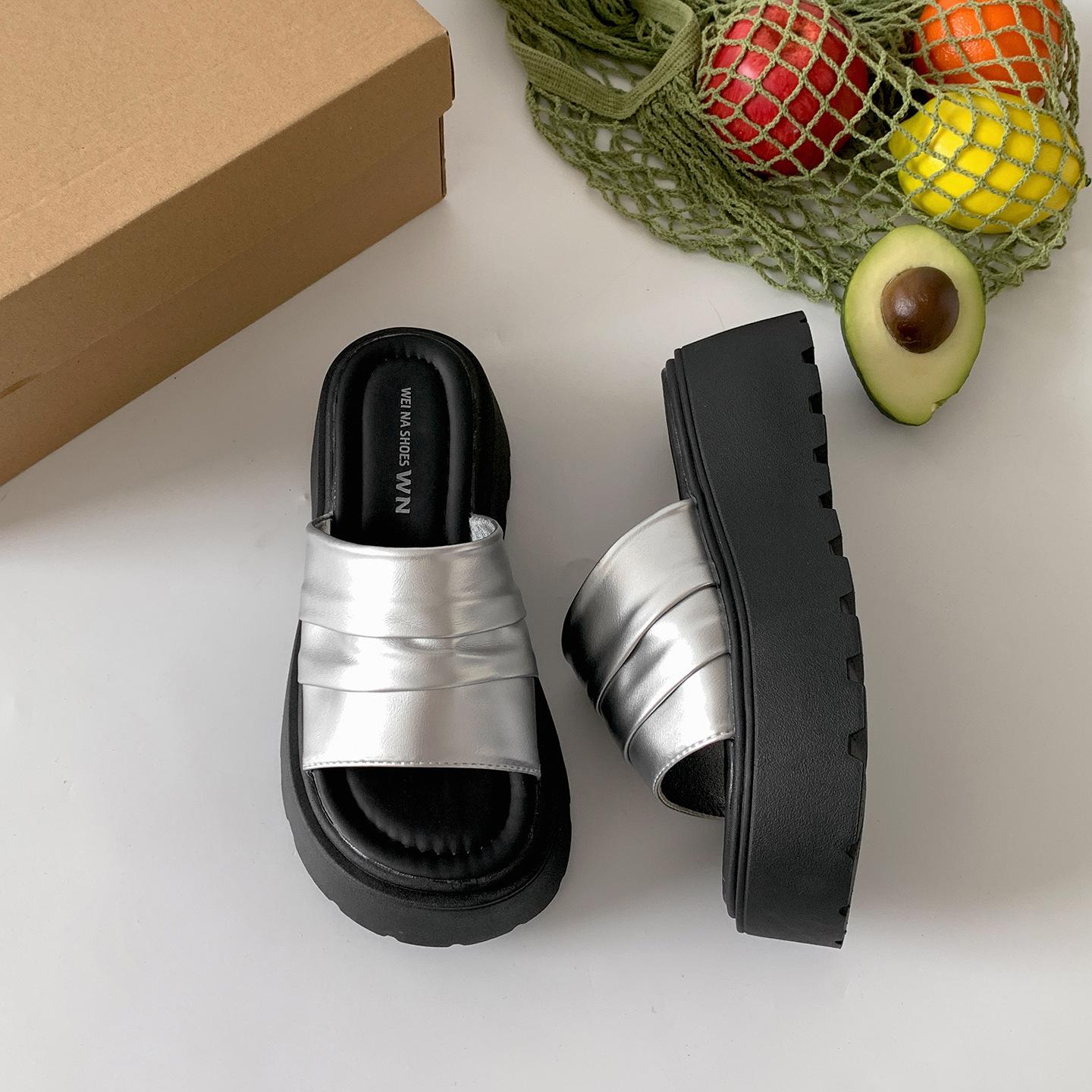 

White high-end thick-soled heightened one-word slippers for women s summer wear 2025 new models with skirts French cool slippers 40 серебряный