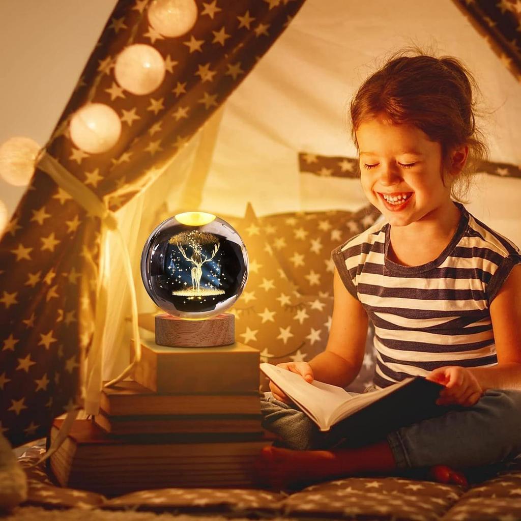 Hirsch 3D Kristallkugel Nachtlicht mit Holzsockel - LED USB Tischlampe für Kinder, Jugendliche und Heimdekoration