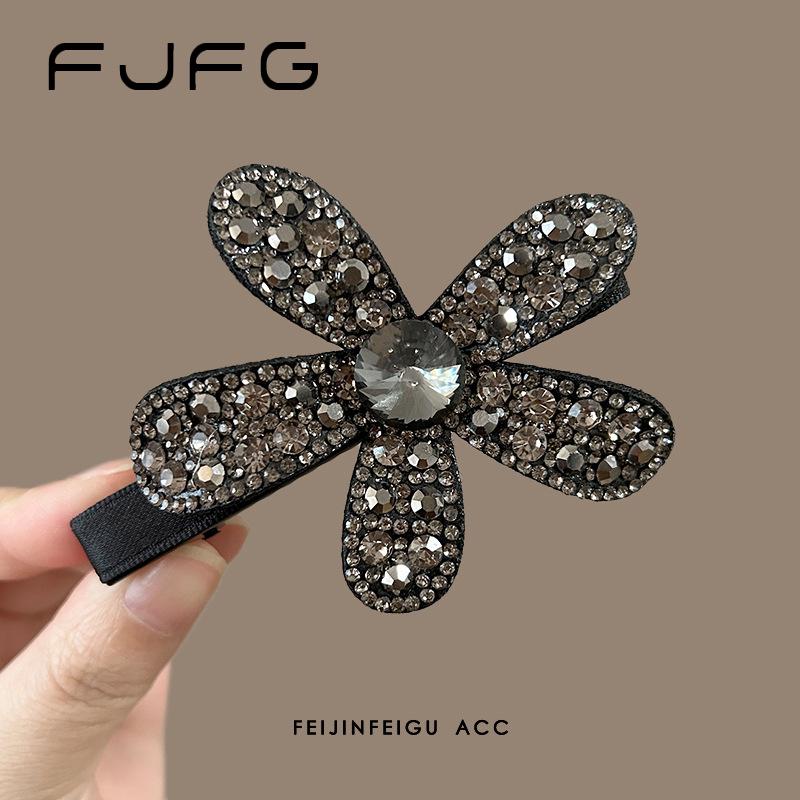 

Elegant Rhinestone Flower Duckbill Clip for Women – Versatile Hair Accessory for Flyaways and Bangs