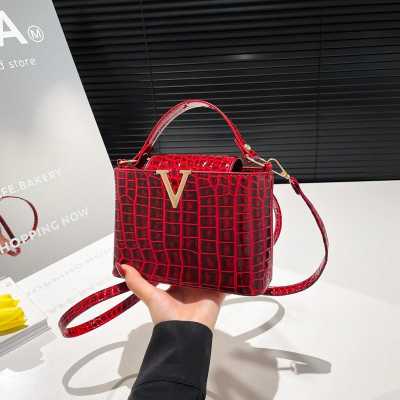 

Crocodile pattern bucket bag messenger bag medium women s bag large bag simple trendy handbag new versatile bag women червоний