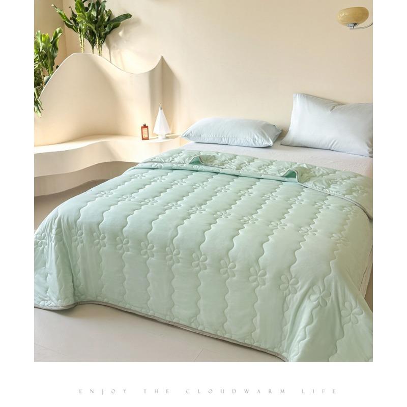 High Quality Cooling Comforter, Cold Touch Fabric Absorbs Body Heat, Soft Air Condition Blanket, Smooth Lightweight Summer Quilt