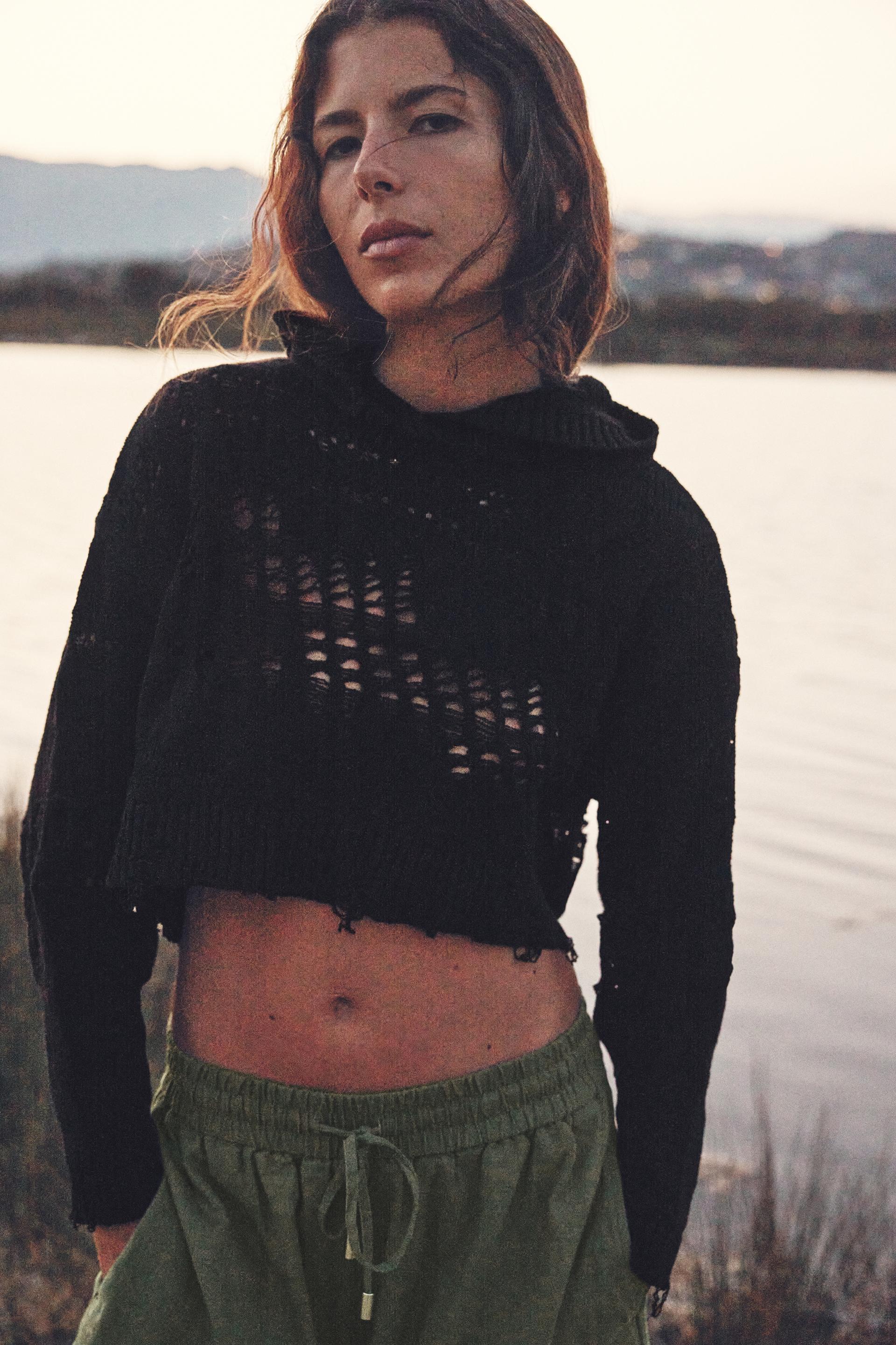 

CROPPED KNIT HOODIE