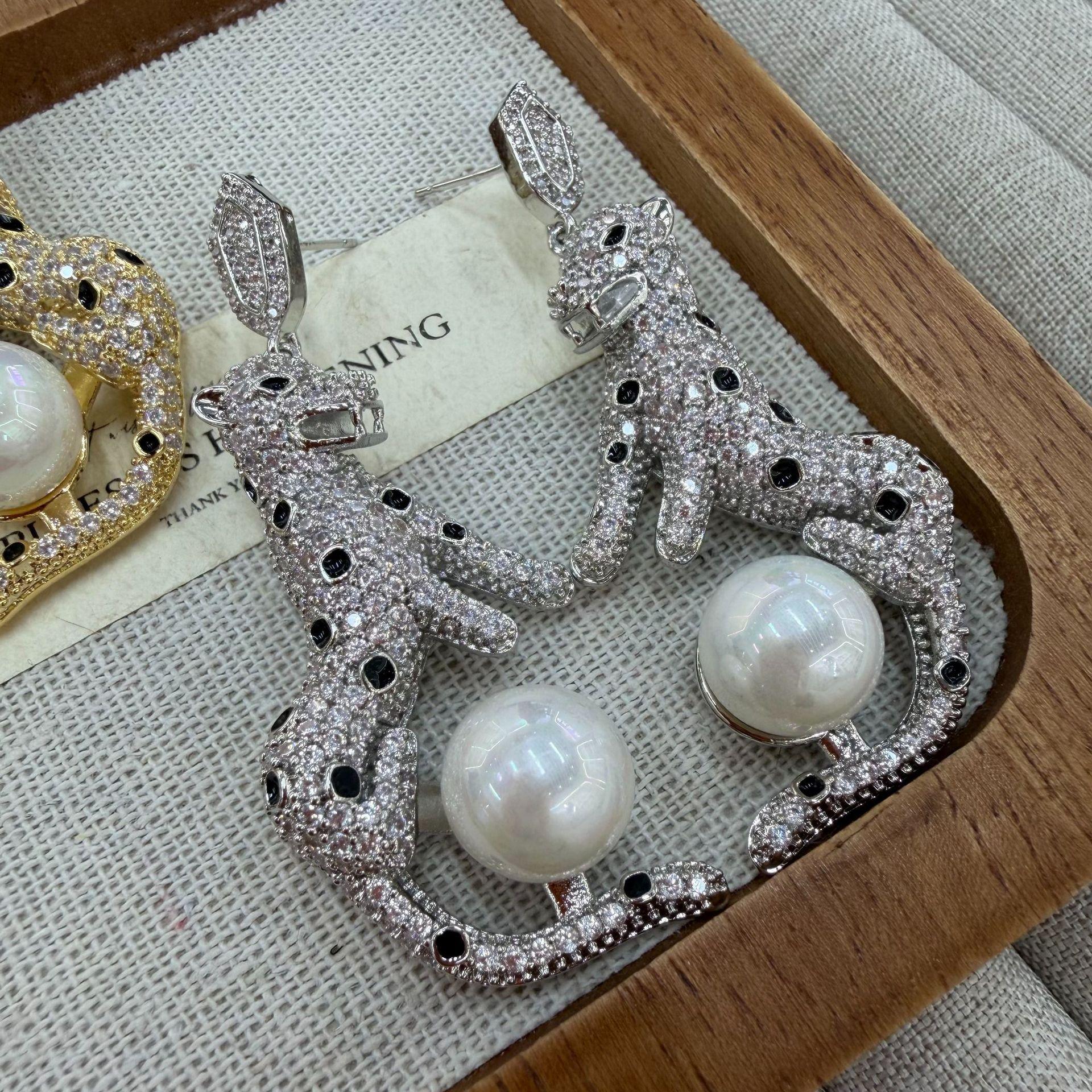 

Cheetah Pearl Heavy Industry Heavy Industry High-End Micro-Inlaid With Zirconium Sweet Cool Style Fashion Personalized Earrings