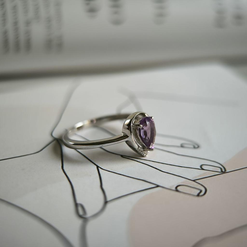 Серебряное кольцо с натуральным аметистом 0.63ct, вес изделия 2,04 гр (2189459)