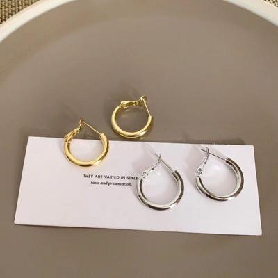 Orecchini Nicchia Retro Senso Premium Orecchini di Lusso Leggero Anello Antiallergico Semplici Orecchini a Lobo Orecchini a Cerchio da Donna