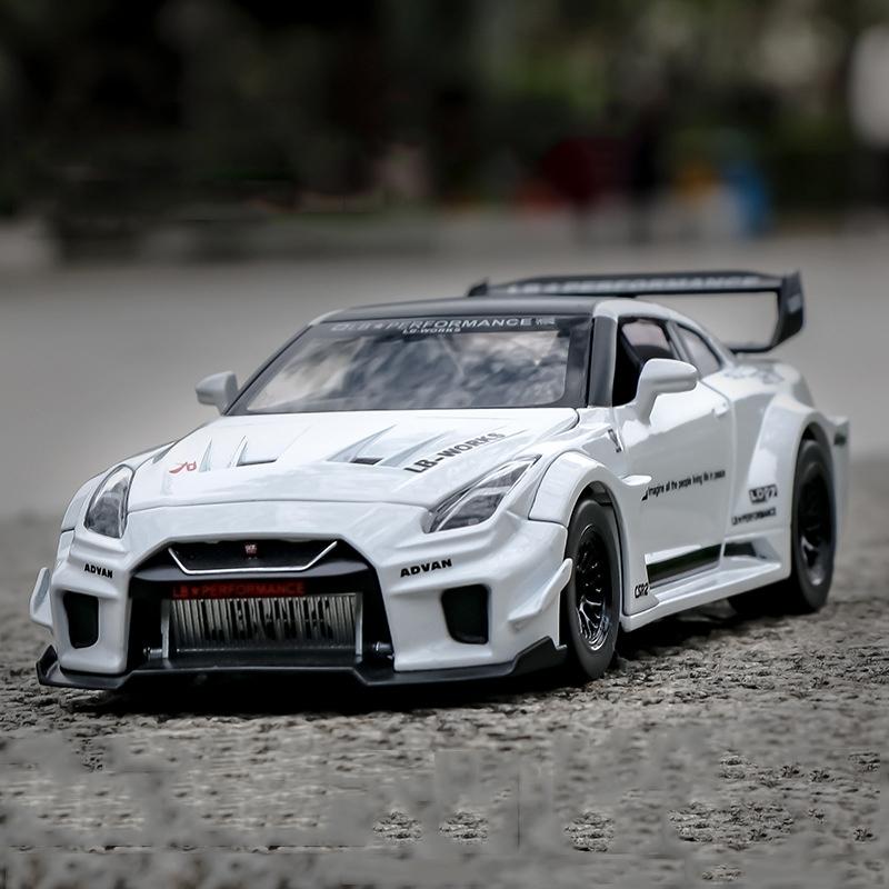 1/32 Scale Simulation Nissan GTR CSR2 Miniature Car Model Metal Diecasts & Toy Vehicles Alloy Decoration Education Toy Children Boy Toys Gift