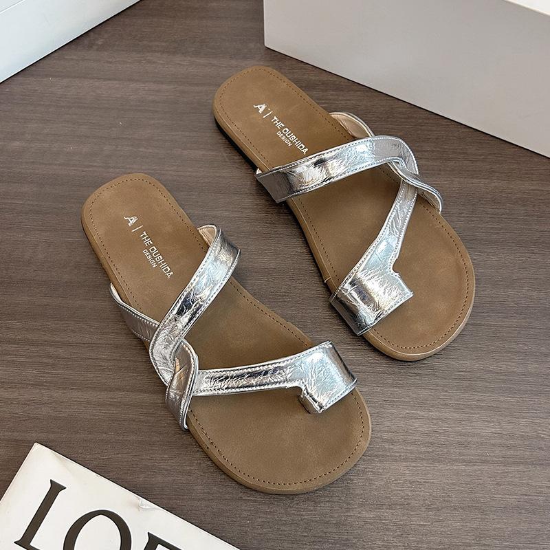 High-value cool slippers women's summer outer wear 2025 new flat bottom low heel soft bottom going out beach one-word drag