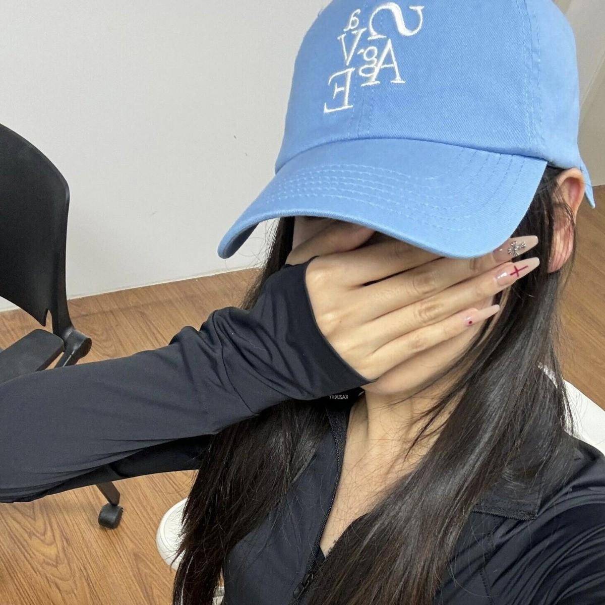 

Бейсболка в корейском стиле с вышитыми буквами для женщин, простая и универсальная, на все времена года, с мягким верхом, открывающим лицо, небольшая кепка-козырек для мужчин M（56-58cm）-EA небесно-голубой