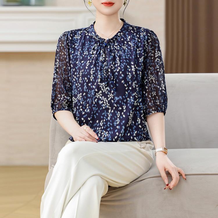 

Summer 2026 Floral Chiffon Shirt: Stand-up Collar, Lace-up, Lantern Sleeves, Mid-length, Loose Fit, Slimming for Middle-aged Moms XXXXL темно-синього кольору