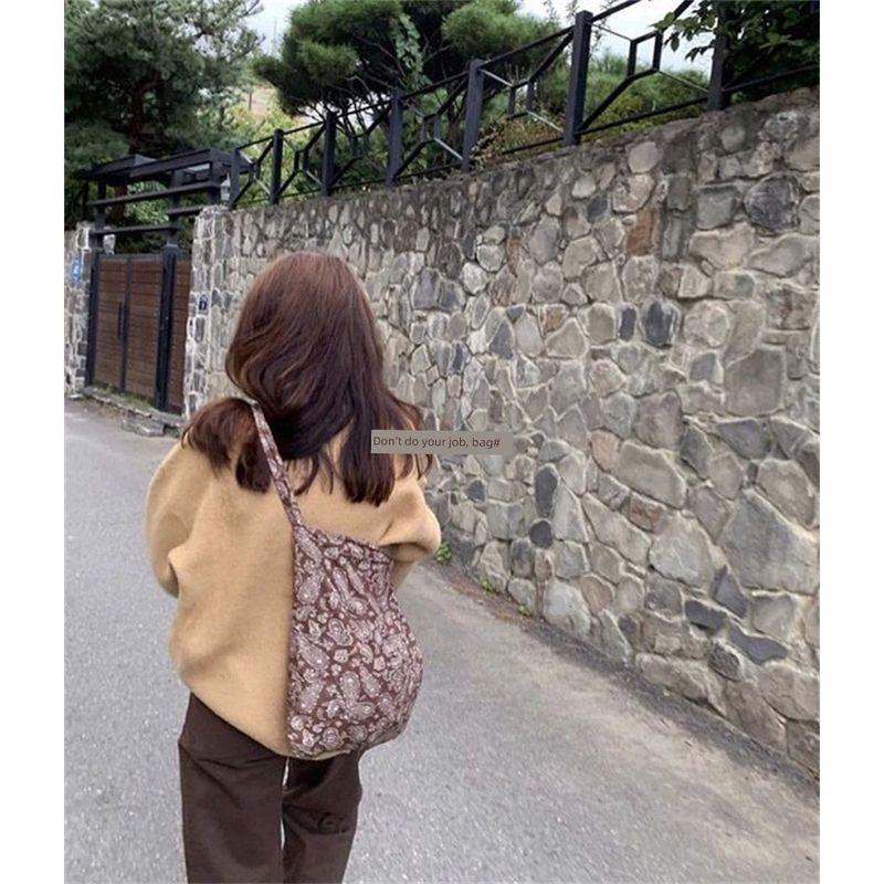 

Самая простая сумка-тоут из ткани с леопардовым принтом в один слой от Kong Hyo Jin Bikkkie