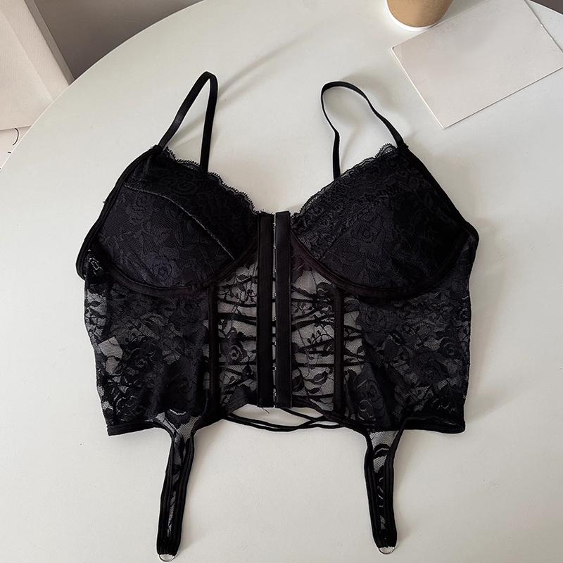 

Женская кружевная вязанная крючком нестандартная тонкая майка с открытой спиной и подтяжками на груди One Size чёрный