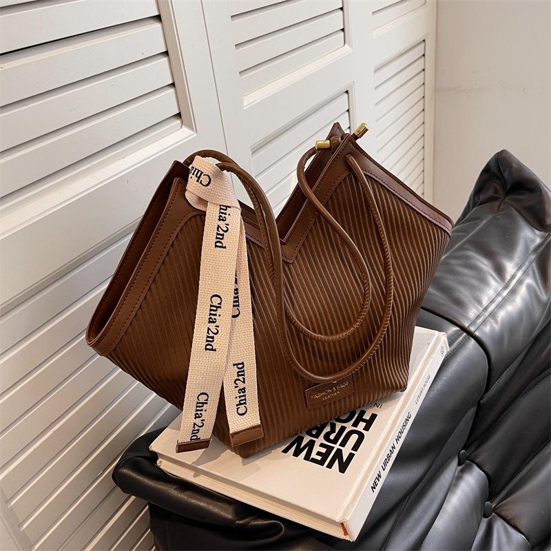 Large-capacity Tote Bag for Commuting, High-end Style, Single Shoulder Bag, Casual Heart-shaped Underarm Bag